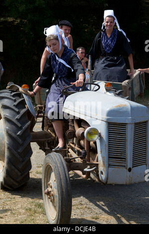 Frauen aus Plougastel-Daoulas tragen der Tracht und Kopfschmuck. Plougastel Daoulas.Finistère. Bretagne. Frankreich Stockfoto