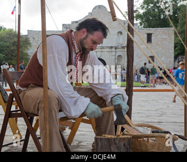 Mitglieder der San Antonio Living History Association zeigen Leben der 1830er Jahre an der Plaza vor dem Alamo. Stockfoto