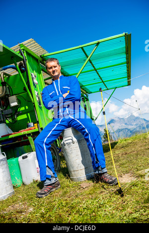 Hirte stehend vor einer Maschine, die Kühe melken Stockfoto