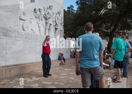 Ein Führer im Gespräch mit Touristen über Alamo Stockfoto