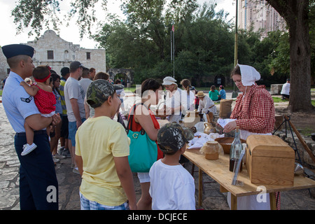 Mitglieder der San Antonio Living History Association zeigen Leben der 1830er Jahre an der Plaza vor dem Alamo. Stockfoto