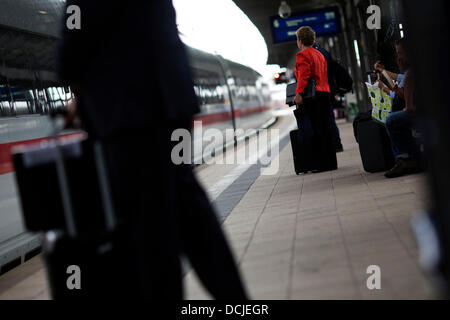 Frankfurt Main, Deutschland. 19. August 2013. Reisende warten auf einer Plattform wie ein Intercity-Express (ICE) am Bahnhof in Frankfurt Main, Deutschland, 19. August 2013 kommt. Ein Sprecher des Bundesministeriums des Innern sagte am selben Tag, dass deutsche Sicherheitsdienste kein höheres Maß an Gefahr trotz Warnungen von Al-Qaida Terror-Angriffe auf Hochgeschwindigkeitszüge in Europa kannte. Foto: FRANK RUMPENHORST/Dpa/Alamy Live News Stockfoto