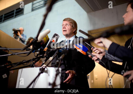 Berlin, Deutschland. 19. August 2013. Chef des Stabes des Bundeskanzleramtes und Bundesminister für besondere Aufgaben, Ronald Pofalla, gibt eine Presseerklärung nach einer Sitzung der parlamentarischen Kontrolle Ausschuss (PKG) im Deutschen Bundestag in Berlin, Deutschland, 19. August 2013. Die Mitglieder des Parlaments hatte Pofalla auf die Aktionen der National Security Agency (NSA) und seine Verbindung zu der Deutsch Bundesnachrichtendienst (BND) in Frage gestellt. Foto: RAINER JENSEN/Dpa/Alamy Live-Nachrichten Stockfoto