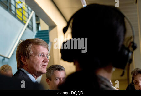 Berlin, Deutschland. 19. August 2013. Chef des Stabes des Bundeskanzleramtes und Bundesminister für besondere Aufgaben, Ronald Pofalla, gibt eine Presseerklärung nach einer Sitzung der parlamentarischen Kontrolle Ausschuss (PKG) im Deutschen Bundestag in Berlin, Deutschland, 19. August 2013. Die Mitglieder des Parlaments hatte Pofalla auf die Aktionen der National Security Agency (NSA) und seine Verbindung zu der Deutsch Bundesnachrichtendienst (BND) in Frage gestellt. Foto: RAINER JENSEN/Dpa/Alamy Live-Nachrichten Stockfoto