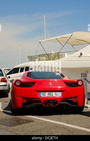 Ferrari 458 Italia parkte vor einer Yacht in Puerto Banus, Marbella, Spanien. Stockfoto