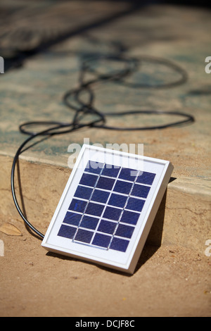 Solar-Panel aufladen im Sonnenlicht, Tansania Stockfoto