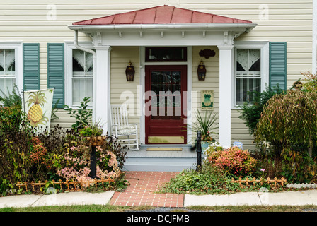 Rote Tür unter Portico, Stephens City, Frederick County, Virginia Stockfoto