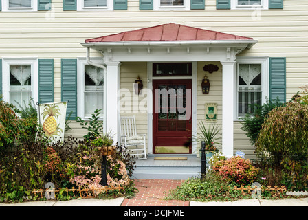 Rote Tür unter Portico, Stephens City, Frederick County, Virginia Stockfoto