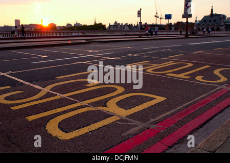 Bus Haltestelle Waterloo Bridge London UK Stockfoto