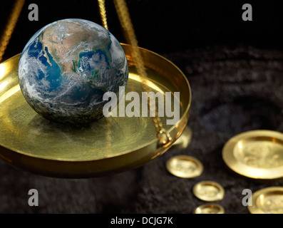 Detail des historischen Skalen mit Globus und metallischen Gewichte in dunklen Rücken Stockfoto