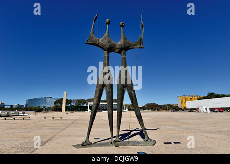 Brasilien, Brasilia: Statue "Os Candangos" von Bruno Giorgi am Platz Praça Dos Tres Poderes Stockfoto