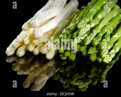 Trauben von weißem und grünem Spargel Gemüse in Schwarz Reflektierende Rückseite Stockfoto
