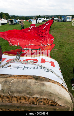 Ballons in Vorbereitung auf die Inflation bei den 35. Bristol International Balloon Fiesta angelegt. Bristol, England, Vereinigtes Königreich. Stockfoto