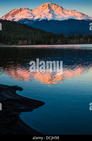 Mount Shasta im nahe gelegenen See Siskiyou, Kalifornien Stockfoto