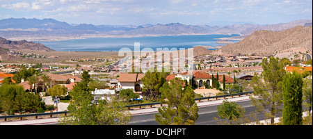 Boulder City, Nevada Vororte und Meade See mit den umliegenden Bergpanorama. Stockfoto