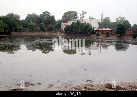 Blick auf stehendes Regenwasser Samanabad Bereich nach den letzten Regenguss der Monsun-Saison die schafft Probleme für Anwohner und Pendler die Fahrlässigkeit der betreffenden Abteilung in Lahore auf Montag, 19. August 2013 zeigen. Stockfoto