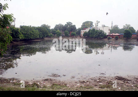 Blick auf stehendes Regenwasser Samanabad Bereich nach den letzten Regenguss der Monsun-Saison die schafft Probleme für Anwohner und Pendler die Fahrlässigkeit der betreffenden Abteilung in Lahore auf Montag, 19. August 2013 zeigen. Stockfoto