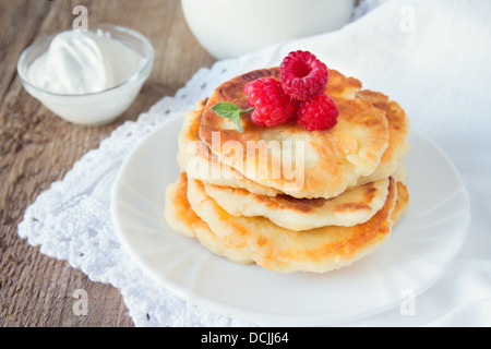 Krapfen Quark mit Himbeeren auf Holztisch, Nahaufnahme, horizontale. Gesunde vegetarische Frühstück. Stockfoto