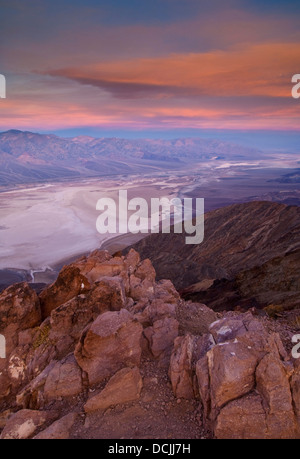 Morgenlicht und Wolken über Salinen bei Badwater Basin, aus Dantes View, Death Valley Nationalpark, Kalifornien Stockfoto