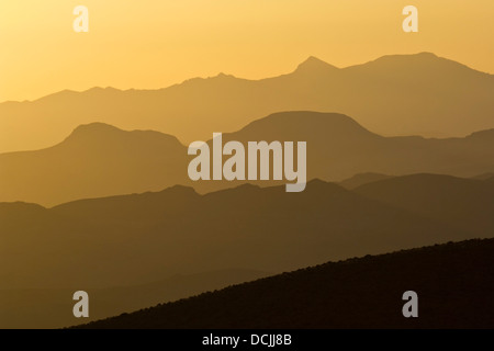 Sunrise Licht hinter Bergrücken von Dantes View, Death Valley Nationalpark, Kalifornien Stockfoto