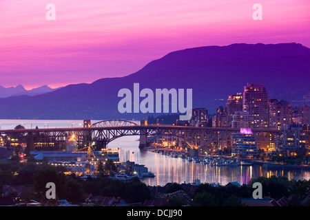 BURRARD STREET BRIDGE FALSE CREEK VANCOUVER SKYLINE BRITISH COLUMBIA KANADA Stockfoto