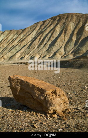 Unten einsamer Fels erodiert Hang, Twenty Mule Team Canyon, Death Valley Nationalpark, Kalifornien Stockfoto