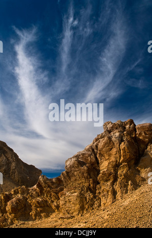 Wolke & erodiert Hang, Twenty Mule Team Canyon, Death Valley Nationalpark, Kalifornien Stockfoto