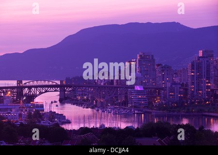 BURRARD STREET BRIDGE FALSE CREEK VANCOUVER SKYLINE BRITISH COLUMBIA KANADA Stockfoto