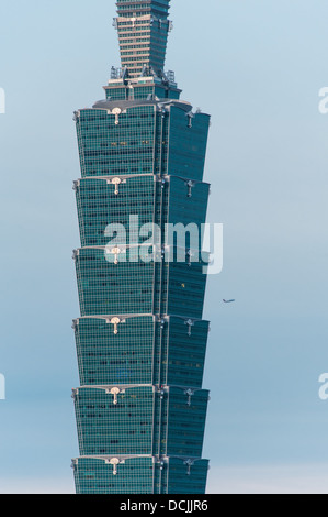 Ein Bild des Taipei 101 vor blauem Himmel mit Airliner sichtbar im Rahmen eng beschnitten. Stockfoto