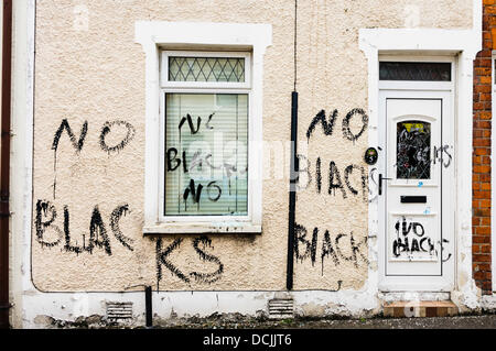 Belfast, Nordirland, Vereinigtes Königreich. 19. August 2013 - rassistische Graffiti an den Wänden und Fenstern geschrieben wurde zerschlagen, auf ein Haus, das vor kurzem von zwei nigerianischen Männer in Belfast besetzt. Bildnachweis: Stephen Barnes/Alamy Live-Nachrichten Stockfoto