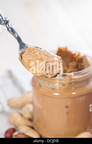 Frisch gemacht cremige Erdnussbutter in einem Glas Stockfoto