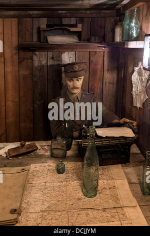 Britische WW1 Kommandierender Offizier im Einbaum Sitz des ersten Weltkrieges ein Graben, Memorial Museum Passchendaele 1917, Belgien Stockfoto