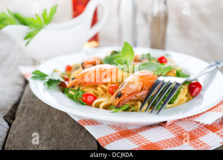 Makkaroni mit Garnelen auf einem hölzernen Hintergrund Stockfoto