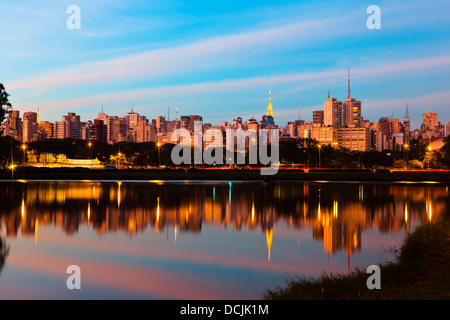 Sao Paulo-Skyline bei Sonnenuntergang gesehen vom Ibirapuera Park (Parque Ibirapuera) ein großer städtischer Park der Stadt, Brasilien. Stockfoto