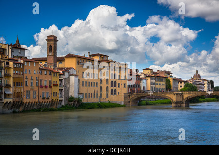 Gebäude entlang des Arno-Flusses in der Nähe von Ponte Vecchio in Florenz, Italien Stockfoto