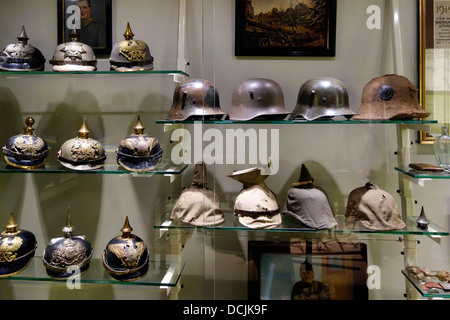 German First World War One Helme WW1 Memorial Museum Passchendaele 1917 bei Zonnebeke, West-Flandern, Belgien Stockfoto