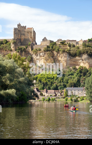 Kanus auf der Dordogne im Sommer am Chateau de Beynac, Beynac et Cazenac, Dordogne, Frankreich, Europa Stockfoto