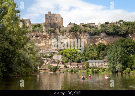 Kanus auf der Dordogne im Sommer am Chateau de Beynac, Beynac et Cazenac, Dordogne, Frankreich, Europa Stockfoto