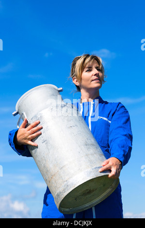 Bäuerin mit big Bertha im blauen Himmel Stockfoto