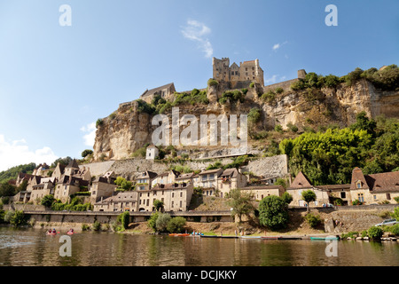 Ansicht von Beynac et Cazenac und Chateau de Beynac im Sommer mit dem Fluss Dordogne Frankreich Europa Stockfoto