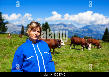 schöne Frau Bauer in alpinen Bergen, Frankreich Stockfoto