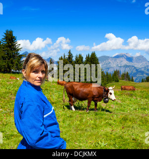 Bäuerin im alpinen Gebirge, Frankreich Stockfoto