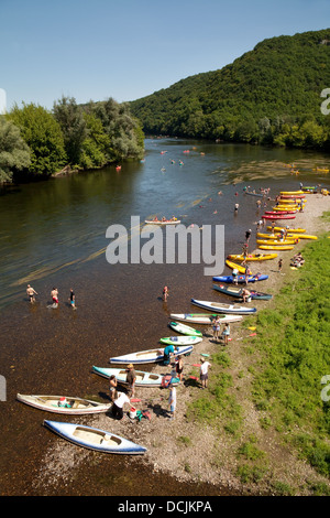 Kanus und Menschen schwimmen und Kanufahren auf der Dordogne im Sommerurlaub am Castelnaud, Dordogne, Frankreich, Europa Stockfoto