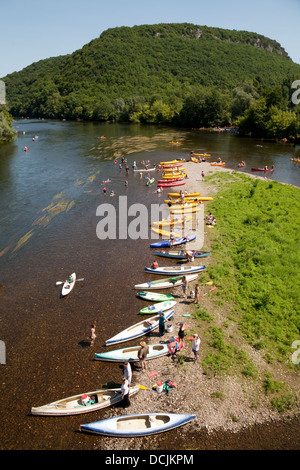 Kanus und Menschen schwimmen und Kanufahren auf dem Fluss Dordogne im Sommerurlaub am Castelnaud, Dordogne, Frankreich, Europa Stockfoto