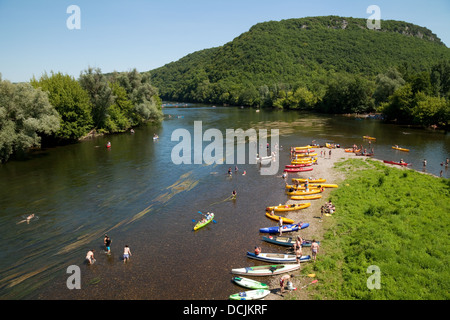 Kanus und Menschen schwimmen und Kanufahren auf dem Fluss Dordogne im Sommerurlaub am Castelnaud, Dordogne, Frankreich, Europa Stockfoto