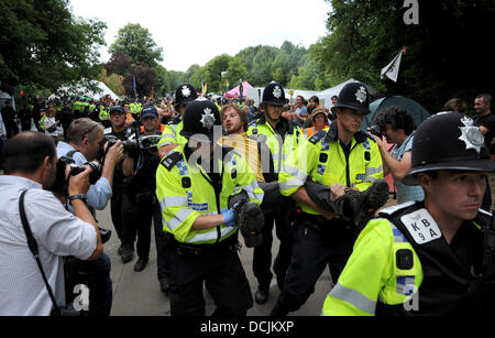 Polizei Zusammenstoß mit anti-Fracking Demonstranten außerhalb der Cuadrilla Bohren Standort in Balcombe West Sussex Stockfoto