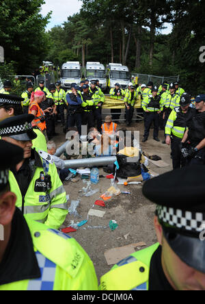 Balcombe, West Sussex, UK. 19. August 2013. Anti-Fracking legen sich Demonstranten stießen zusammen am Eingang zum Ortsbild Cuadrilla in Balcombe Polizei anti-Fracking Demonstranten außerhalb der Cuadrilla Bohren Standort in Balcombe West Sussex heute Stockfoto