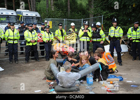 Balcombe, West Sussex, UK. 19. August 2013. Anti-Fracking legen sich Demonstranten stießen zusammen am Eingang zum Ortsbild Cuadrilla in Balcombe Polizei anti-Fracking Demonstranten außerhalb der Cuadrilla Bohren Standort in Balcombe West Sussex heute Stockfoto