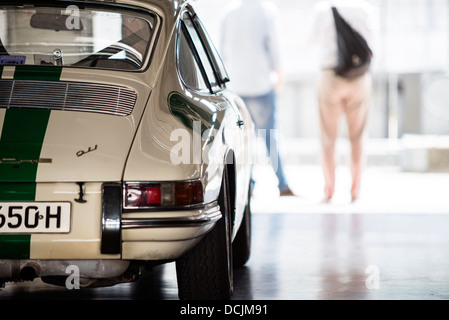 Porsche 911 in einer Garage. Stockfoto