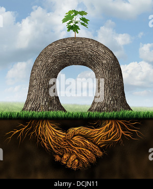 Partnerschaft macht Business-Konzept mit zwei Bäumen, die Bündelung der Kräfte zusammen, um eine neue Wachstumschance als Symbol der Händeschütteln nach einem Vertrag im Einvernehmen mit den Wurzeln der Pflanze zu schaffen. Stockfoto